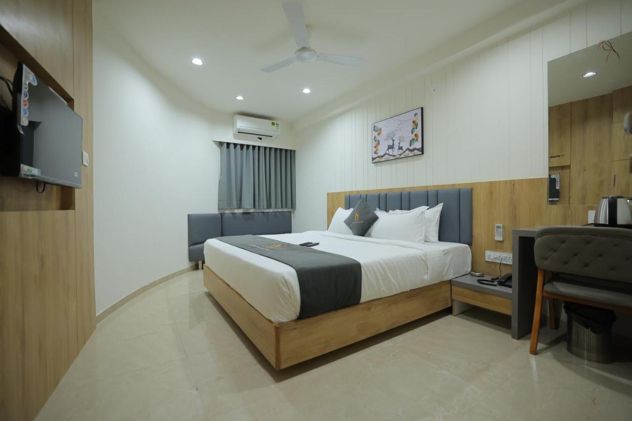 Hotel Shayan Inn Rajkot Extérieur photo