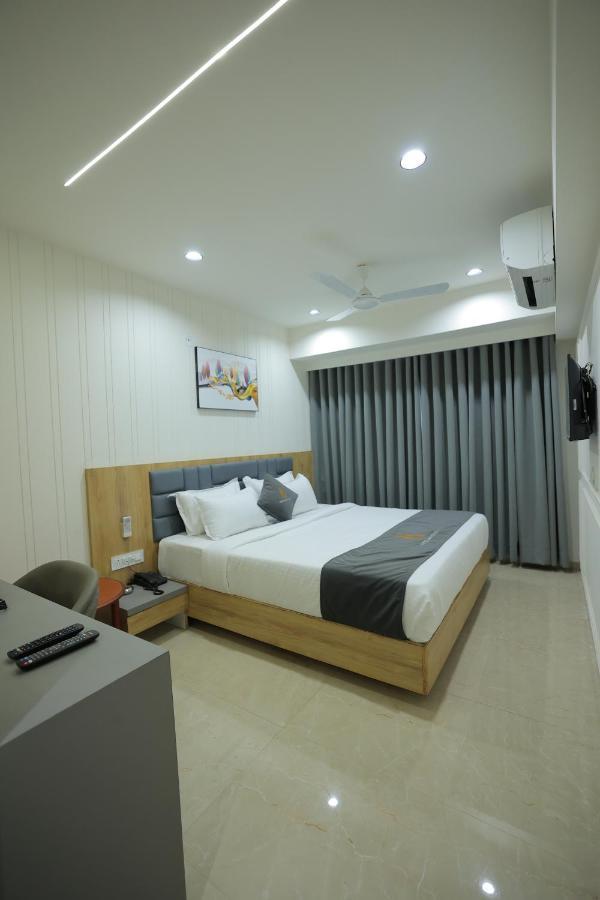Hotel Shayan Inn Rajkot Extérieur photo