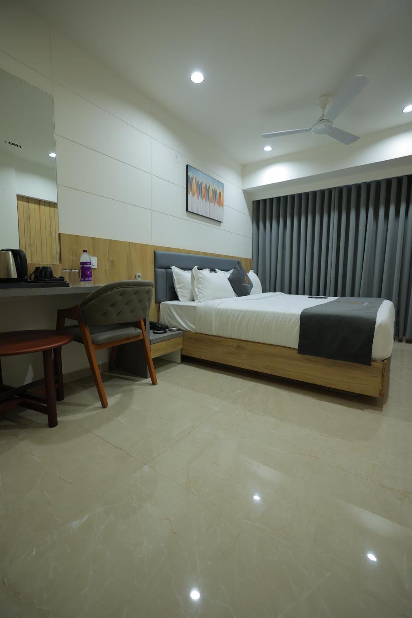 Hotel Shayan Inn Rajkot Extérieur photo
